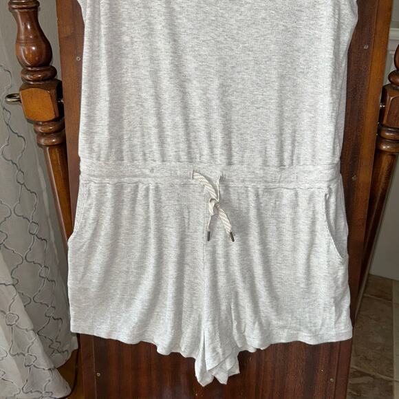 Vuori Torrey Romper in a gray color women’s XL EUC - Picture 2 of 9